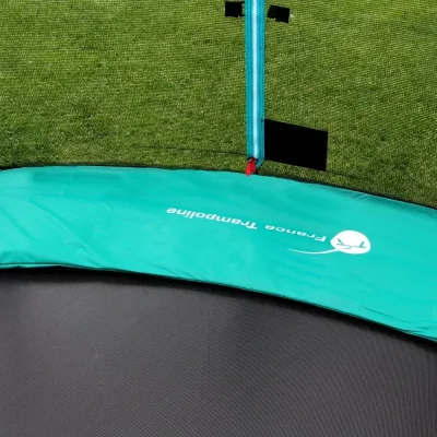 Primo piano del telo di salto verde di un tappeto elastico France Trampoline