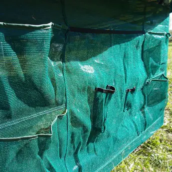 La protezione tessile della base del tappeto elastico