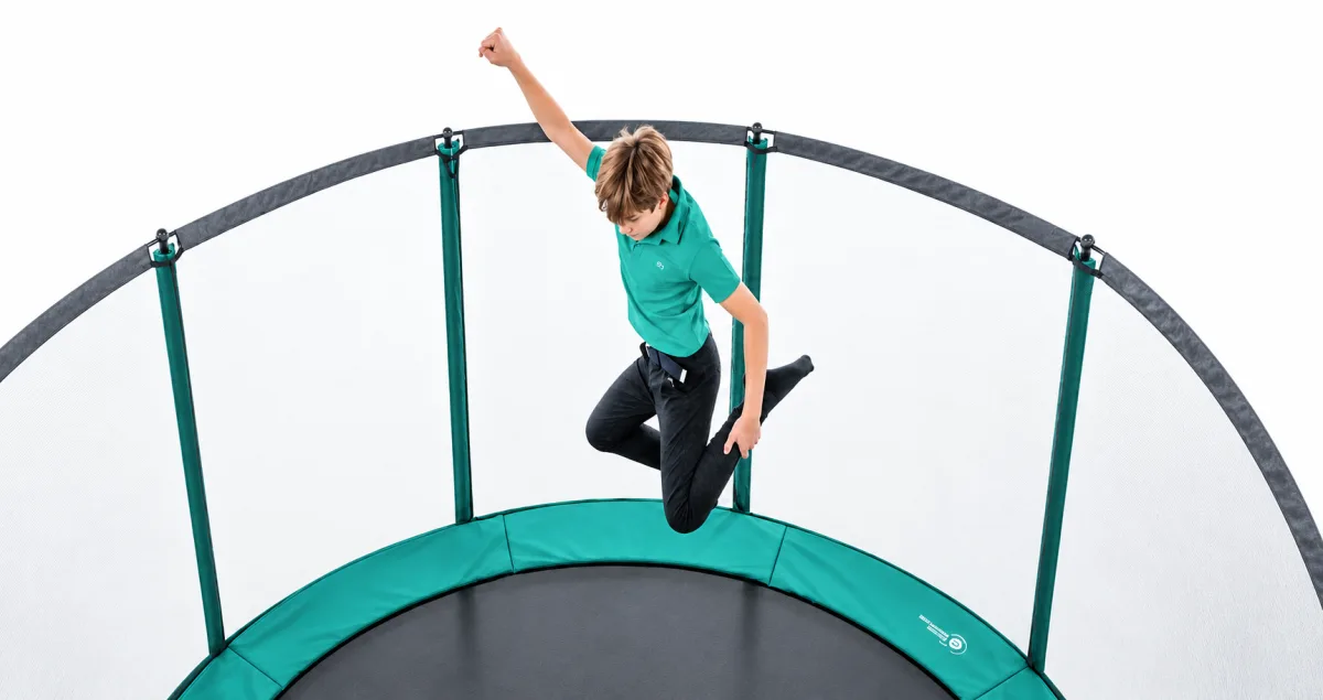 Bambino che salta su un tappeto elastico France Trampoline