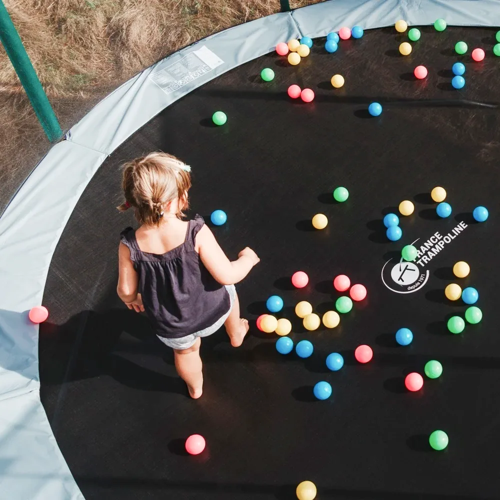Bambina che gioca su una Fun Arena France Trampoline