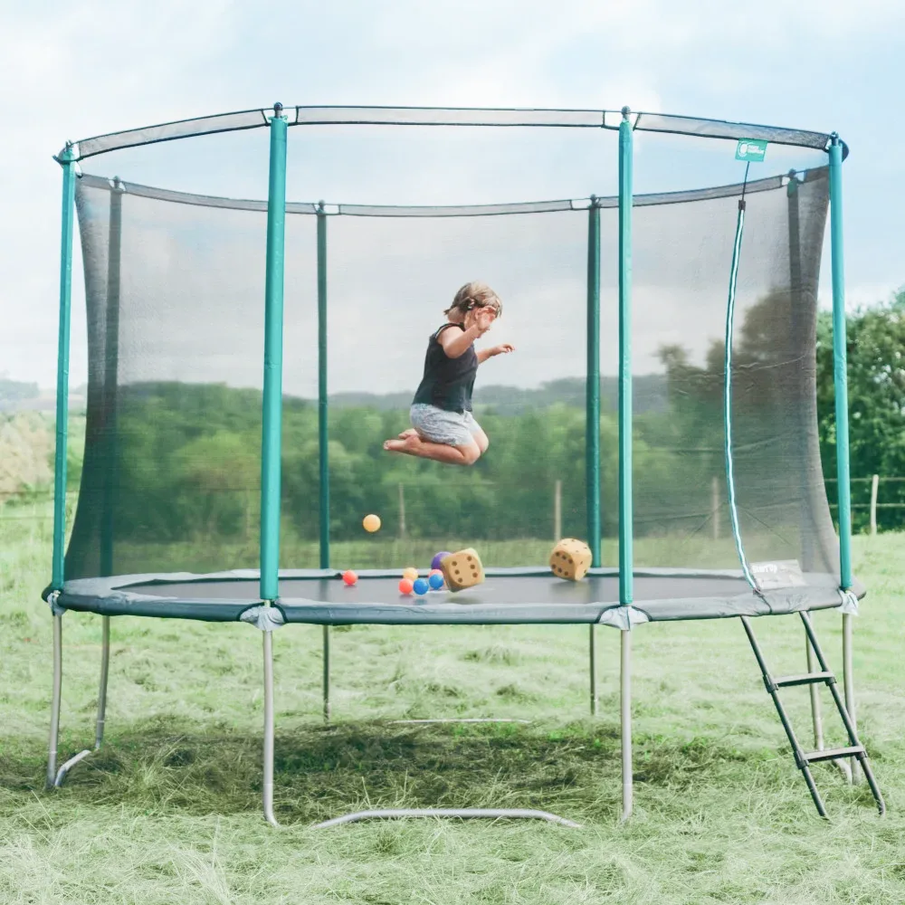 Tappeto elastico Start'Up 360 in un giardino