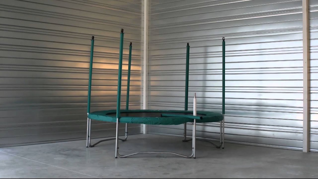 Montaggio rete di protezione tappeto elastico